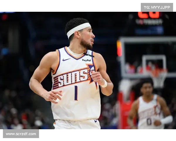 布克在比赛中展现的团队合作精神与卓越领导力分析